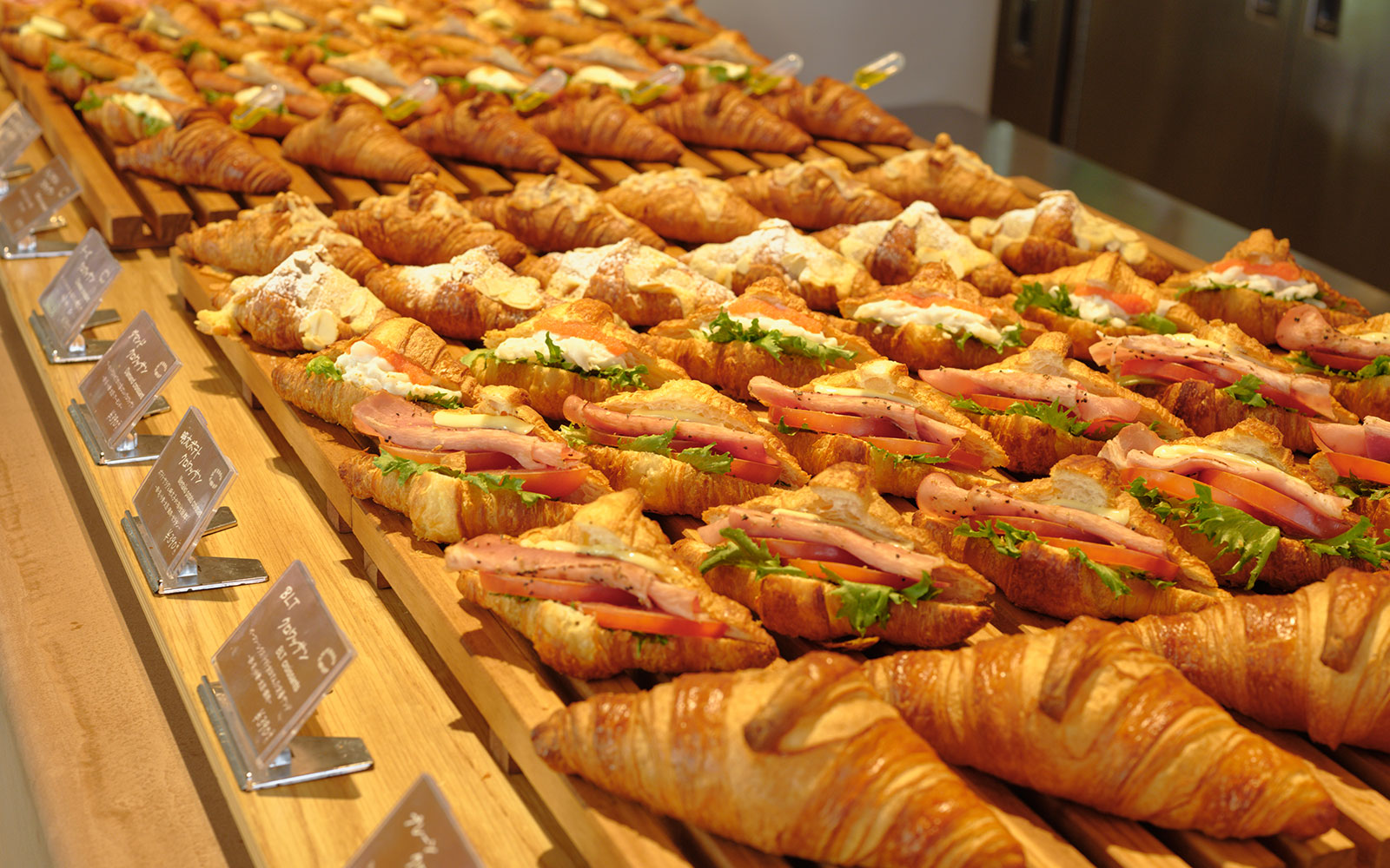 フランス産発酵バターを使ったクロワッサンが自慢「BAKERY RESTAURANT C」 