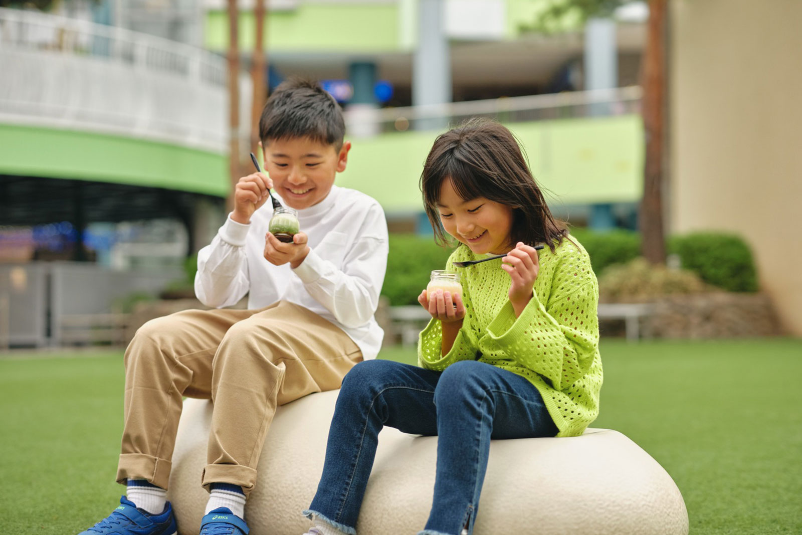 お子様とピクニック気分で「LaQua Garden芝生広場」