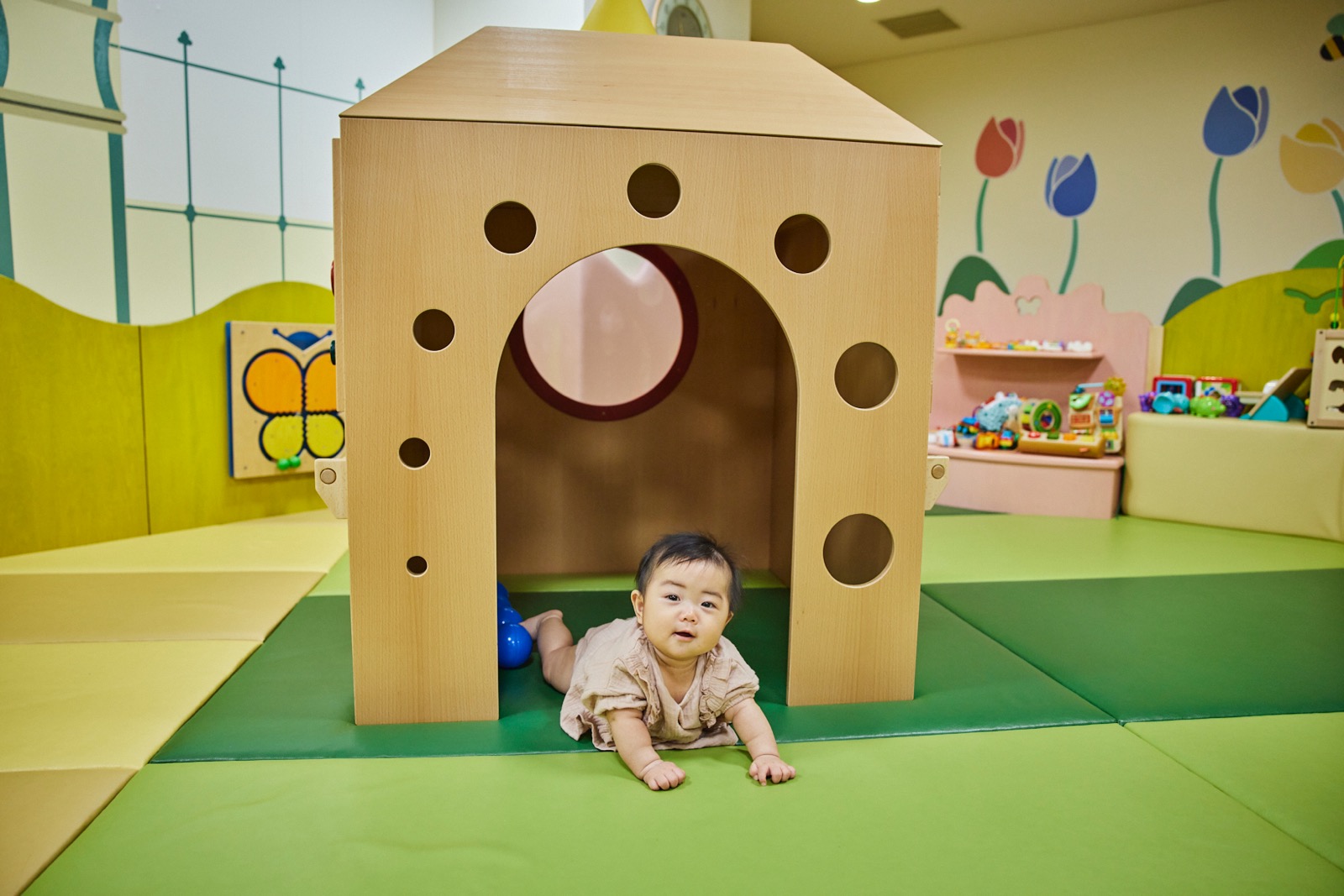 お出かけデビューは、赤ちゃん専用の遊び場「ハイハイガーデン」へ