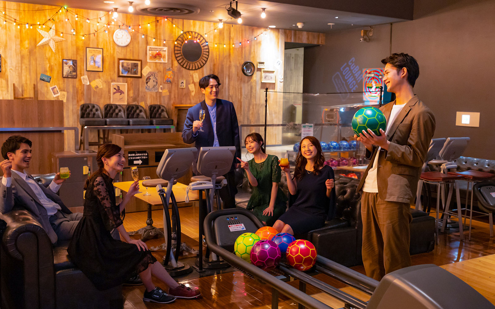 食事もボウリングも楽しめる「CuBAR LOUNGE」 