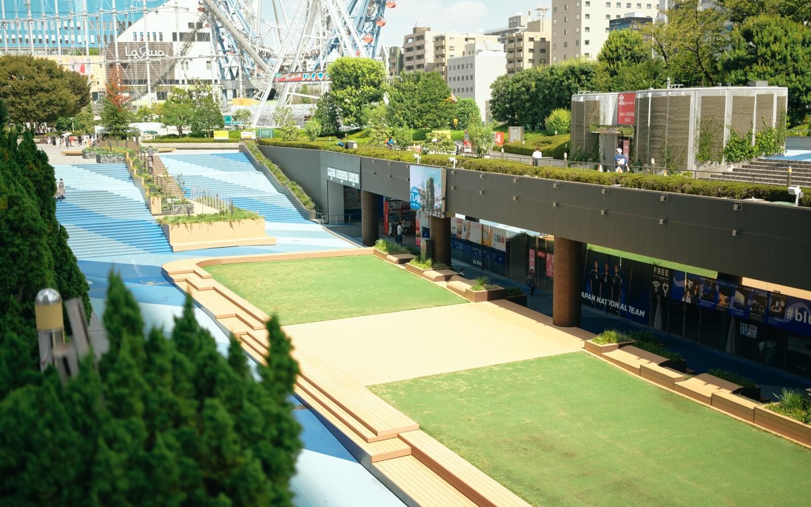 ランチやおやつをテイクアウトしたら「クリスタルアベニュー芝生広場」へ